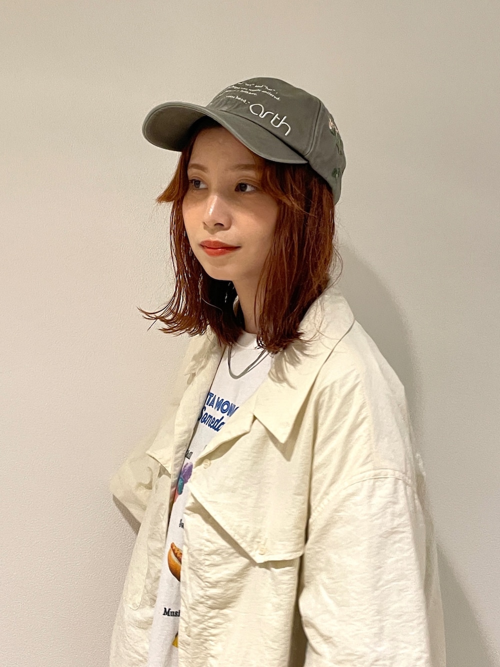 ブラウン系のキャップを着用したレディースの夏コーディネートの4枚目の写真