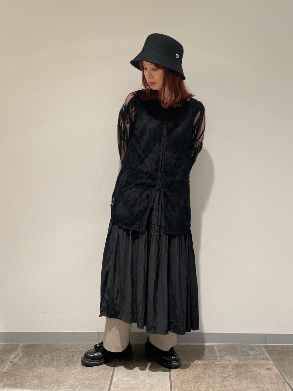 ブラック系のシャツ/ブラウス、グレー系のその他パンツ、ブラック系のハットを着用したレディースの夏コーディネートの2枚目の写真