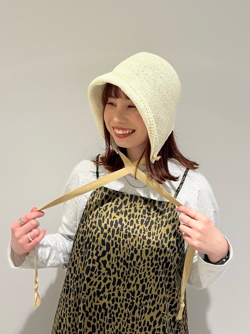 「OVERRIDE、帽子、帽子コーデ、ボンネット、大人カジュアル、お出かけコーデ、春夏コーデ、シンプルコーデ、大人かわいい、ワンピース、ワンピーススタイル、ロンT、レオパード、おでかけコーデ、今日のコーデ」｜「OVERRIDEのOVERRIDE PAPER CROCHET BONNET / オーバーライド（ハット、ベージュ系）」を使った、チャコさん（レディース・156cm）の春コーディネートの3枚目の写真