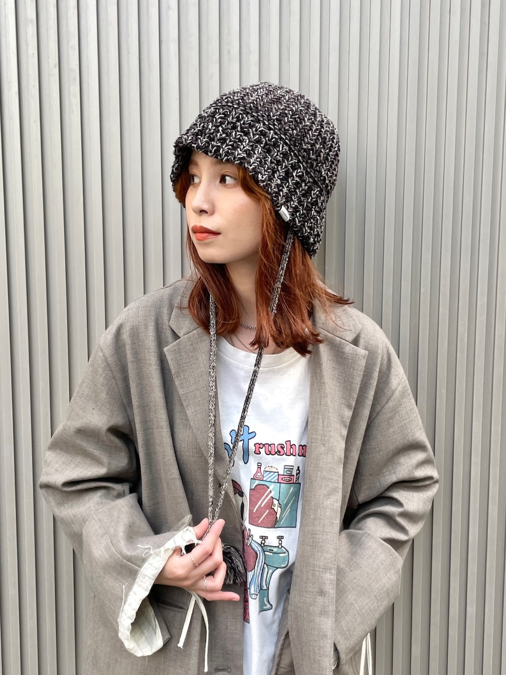 ベージュ系のテーラードジャケット、ブラック系のハットを着用したレディースの秋コーディネートの3枚目の写真