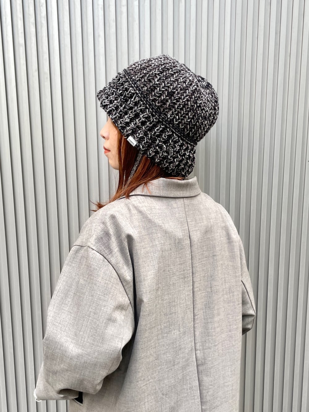 ベージュ系のテーラードジャケット、ブラック系のハットを着用したレディースの秋コーディネートの5枚目の写真