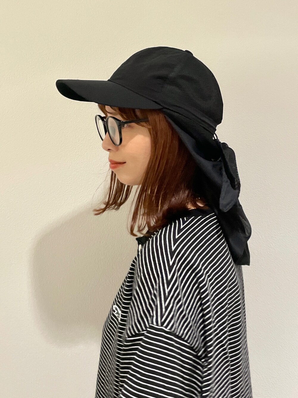 ブラック系のキャップを着用したレディースの春コーディネートの9枚目の写真