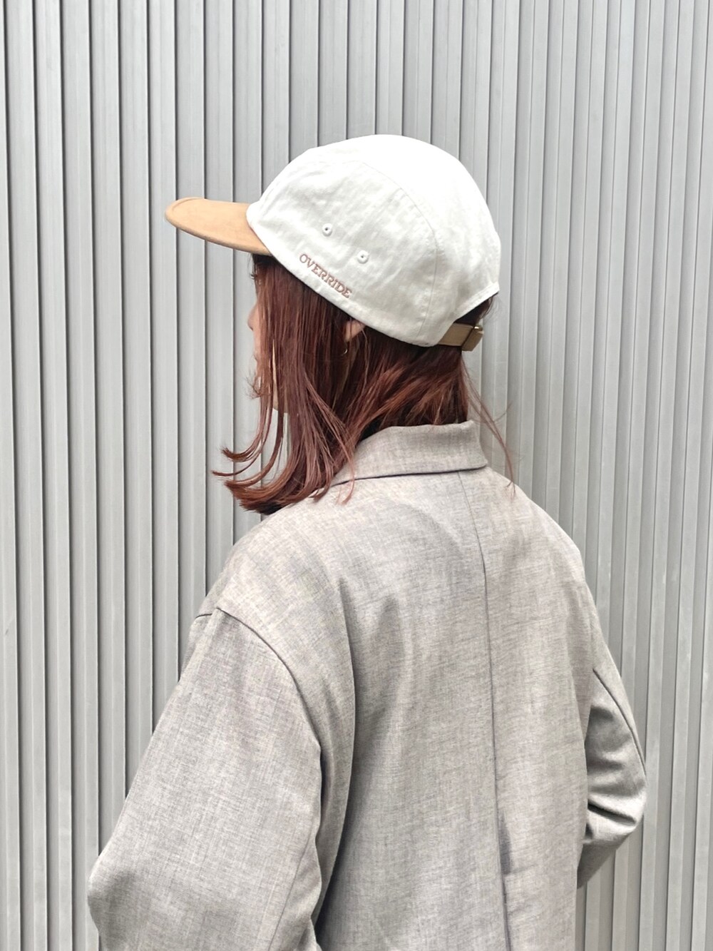 ベージュ系のその他アウター、ホワイト系のスカート、グレー系のその他パンツを着用したレディースの春コーディネートの5枚目の写真