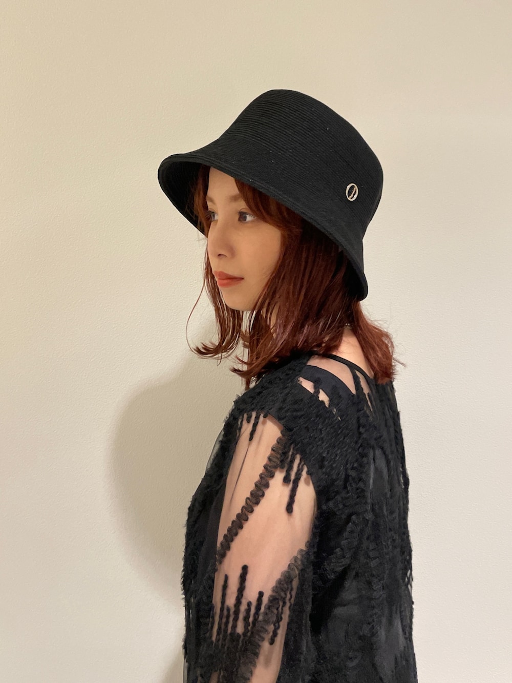 ブラック系のシャツ/ブラウス、グレー系のその他パンツ、ブラック系のハットを着用したレディースの夏コーディネートの4枚目の写真