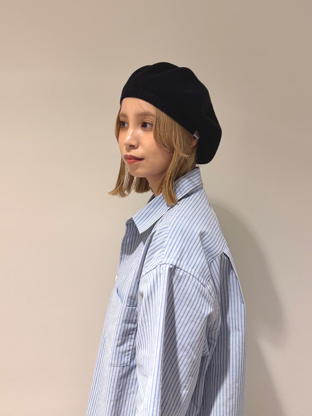 ブラック系のハンチング/ベレー帽を着用したレディースの夏コーディネートの5枚目の写真