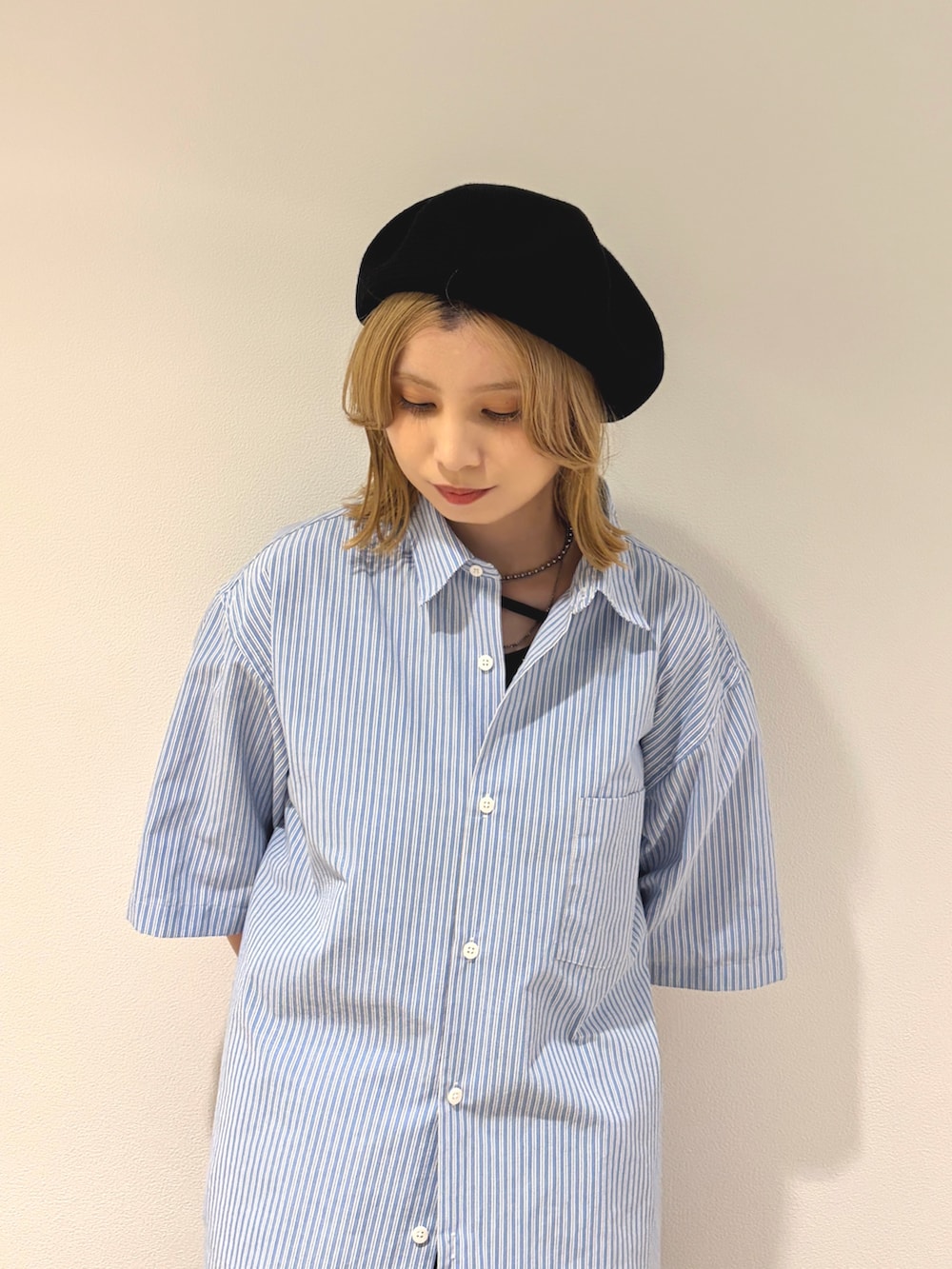 ブラック系のハンチング/ベレー帽を着用したレディースの夏コーディネートの4枚目の写真