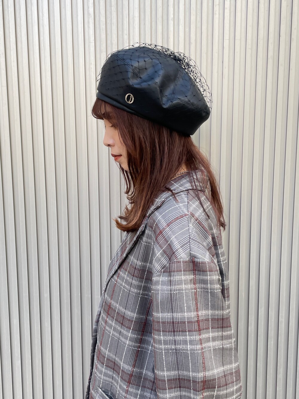 ブラック系のハンチング/ベレー帽を着用したレディースの秋コーディネートの5枚目の写真