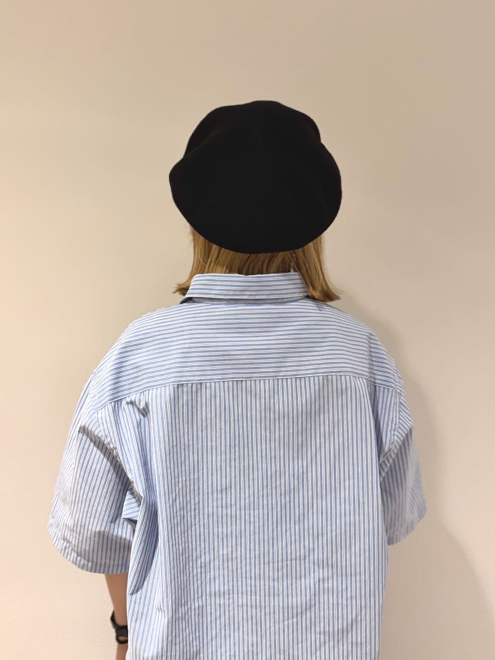 ブラック系のハンチング/ベレー帽を着用したレディースの夏コーディネートの7枚目の写真