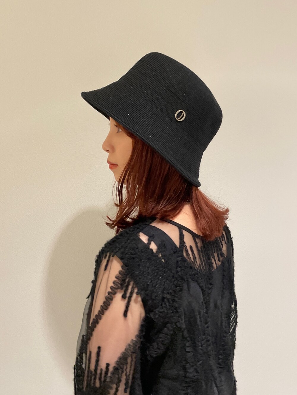 ブラック系のシャツ/ブラウス、グレー系のその他パンツ、ブラック系のハットを着用したレディースの夏コーディネートの5枚目の写真