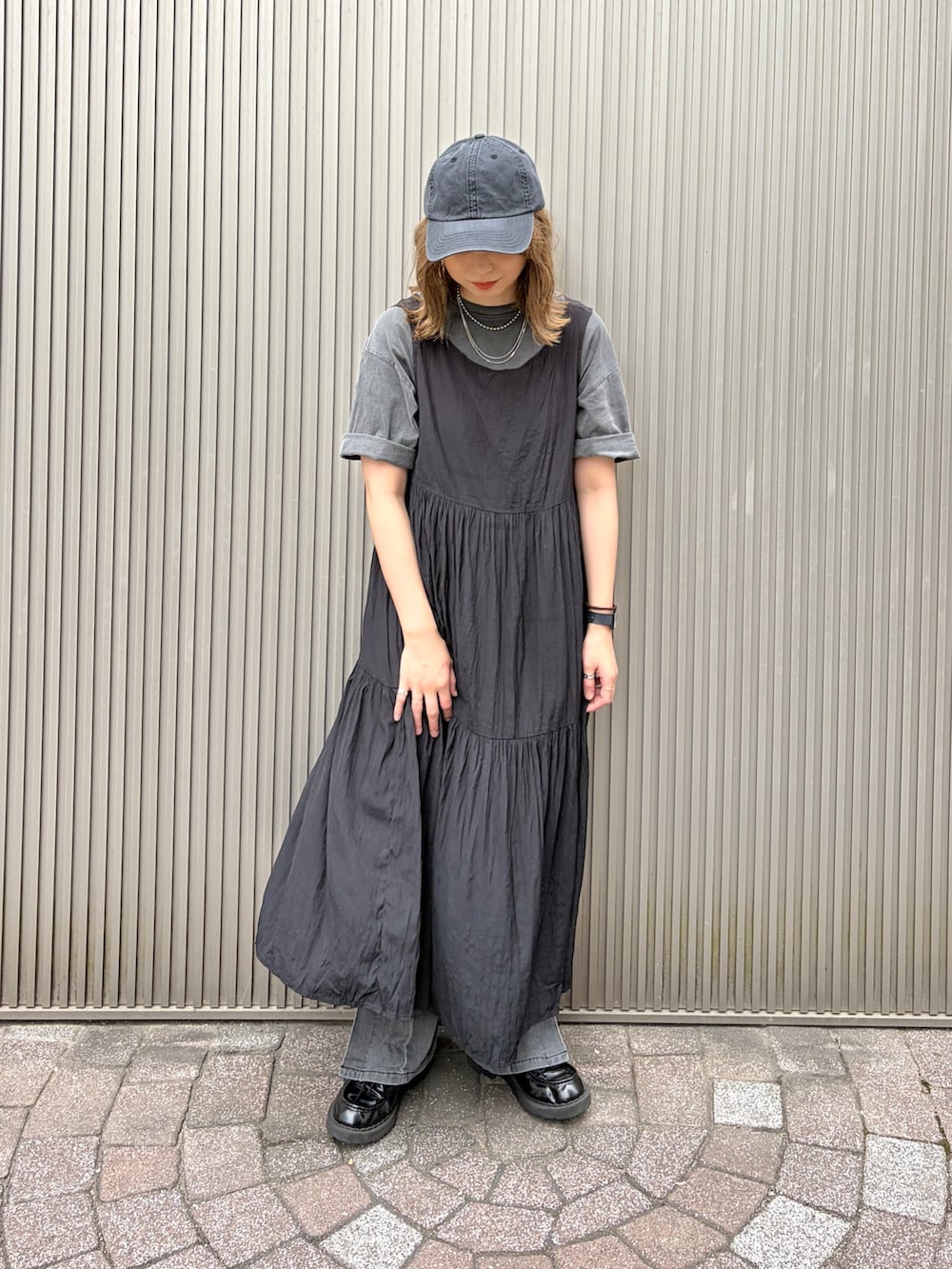 ブラック系のヘアバンドを着用したレディースの夏コーディネートの2枚目の写真