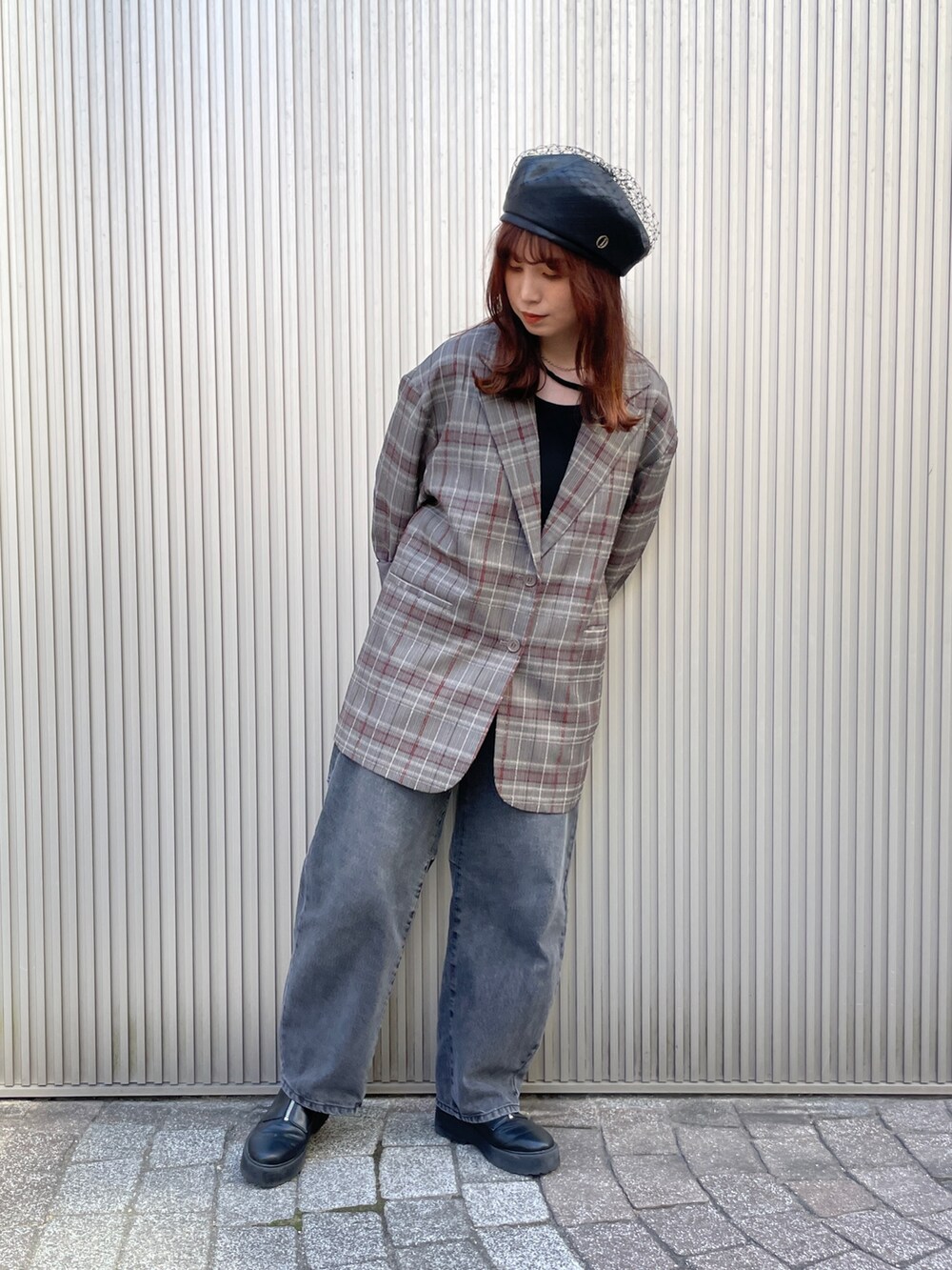 ブラック系のハンチング/ベレー帽を着用したレディースの秋コーディネートの2枚目の写真