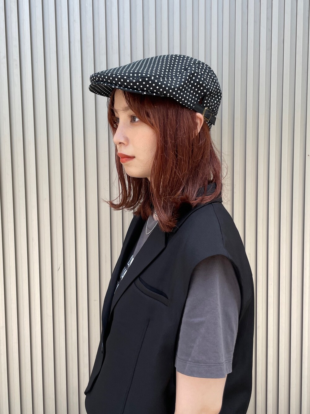 ブラック系のその他アウター、ブラック系のスカート、ブラック系のハンチング/ベレー帽を着用したレディースの夏コーディネートの6枚目の写真