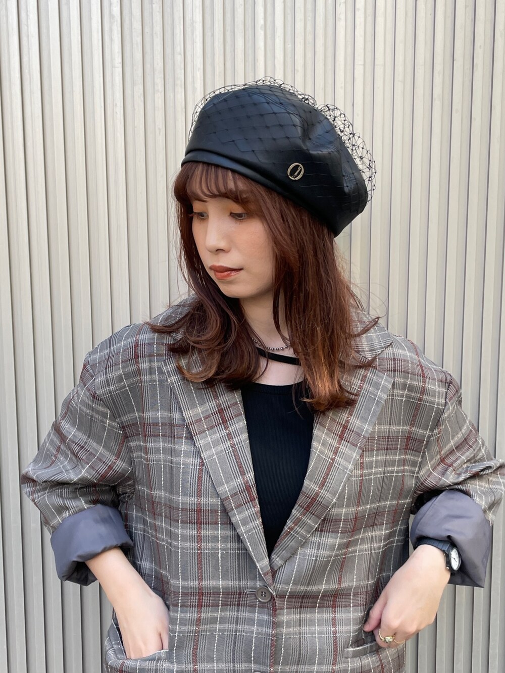 ブラック系のハンチング/ベレー帽を着用したレディースの秋コーディネートの3枚目の写真