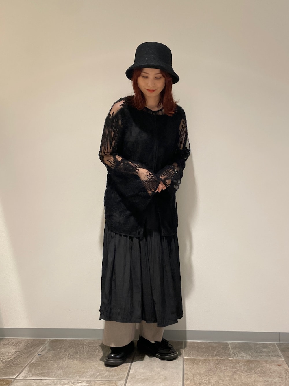 ブラック系のシャツ/ブラウス、グレー系のその他パンツ、ブラック系のハットを着用したレディースの夏コーディネートの3枚目の写真