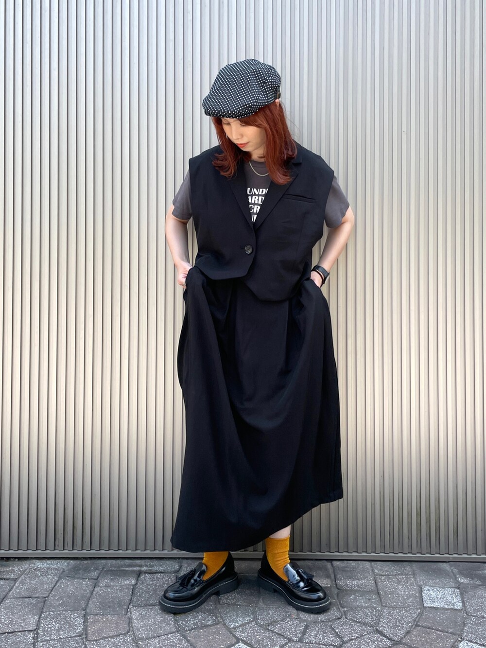 ブラック系のその他アウター、ブラック系のスカート、ブラック系のハンチング/ベレー帽を着用したレディースの夏コーディネートの2枚目の写真