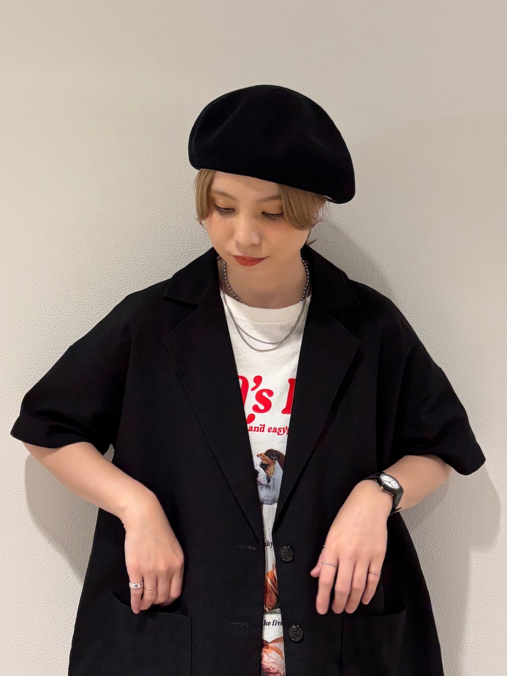 ブラック系のハンチング/ベレー帽を着用したレディースの夏コーディネートの5枚目の写真