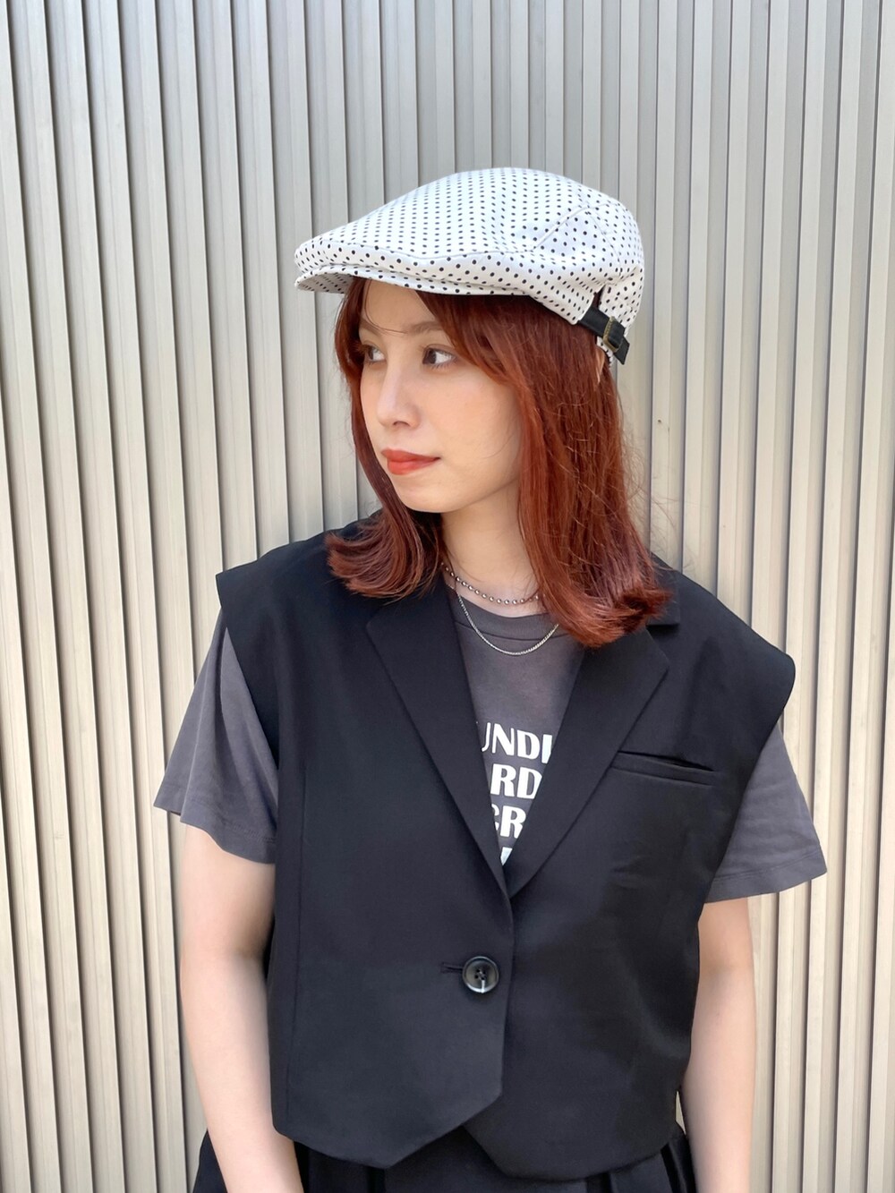 ブラック系のその他アウター、ブラック系のスカート、ブラック系のハンチング/ベレー帽を着用したレディースの夏コーディネートの7枚目の写真