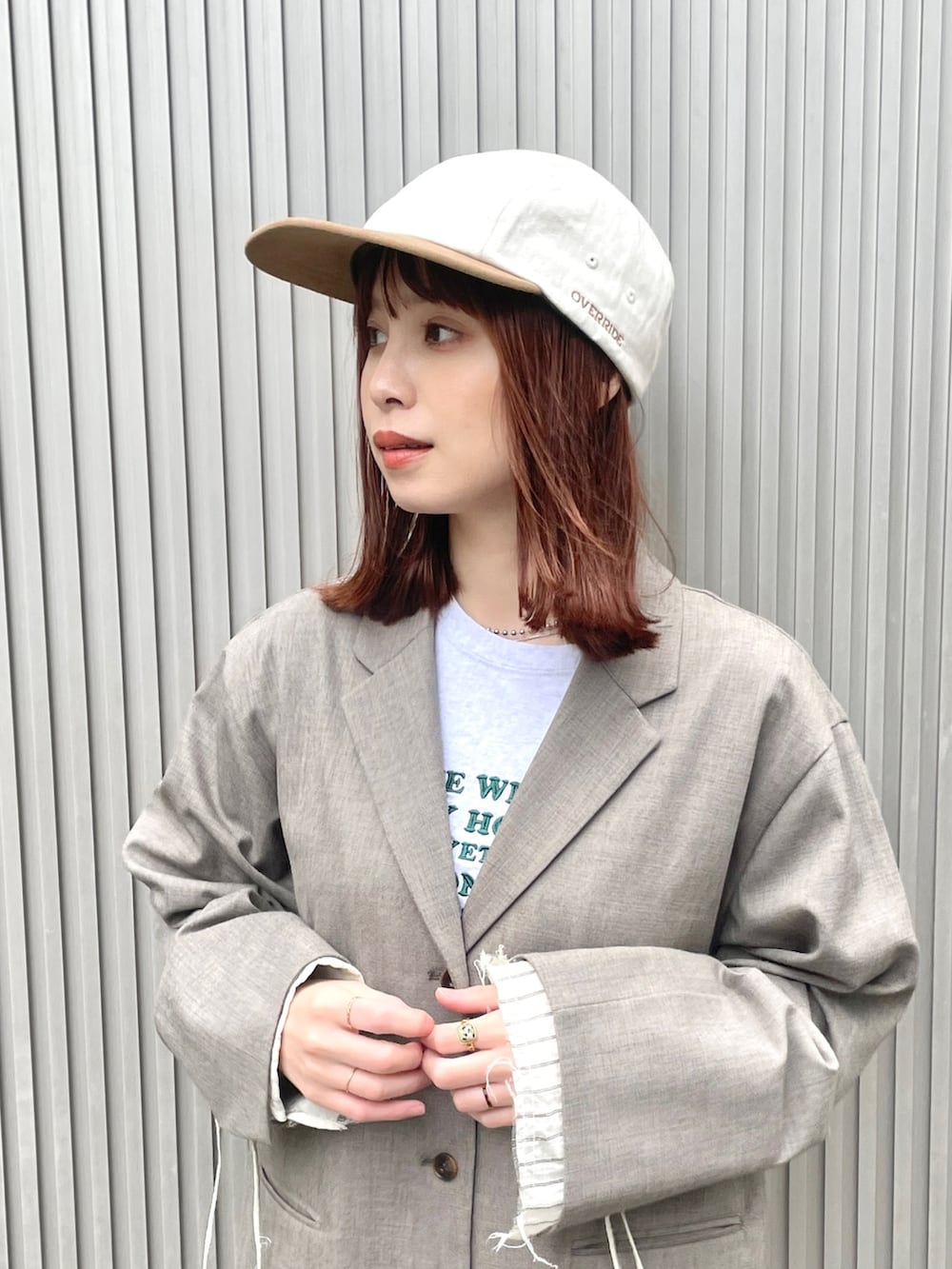 ベージュ系のその他アウター、ホワイト系のスカート、グレー系のその他パンツを着用したレディースの春コーディネートの3枚目の写真