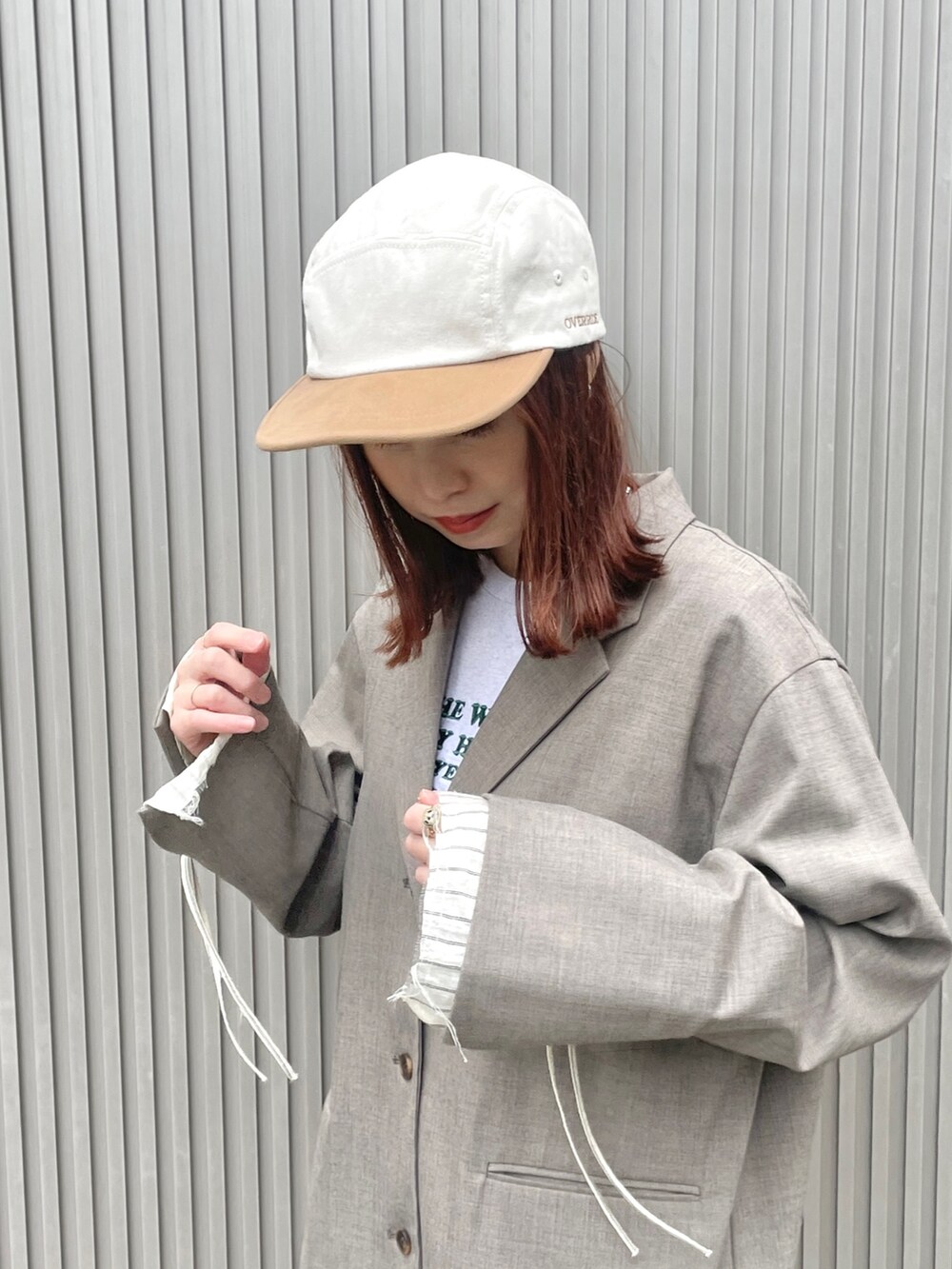 ベージュ系のその他アウター、ホワイト系のスカート、グレー系のその他パンツを着用したレディースの春コーディネートの4枚目の写真