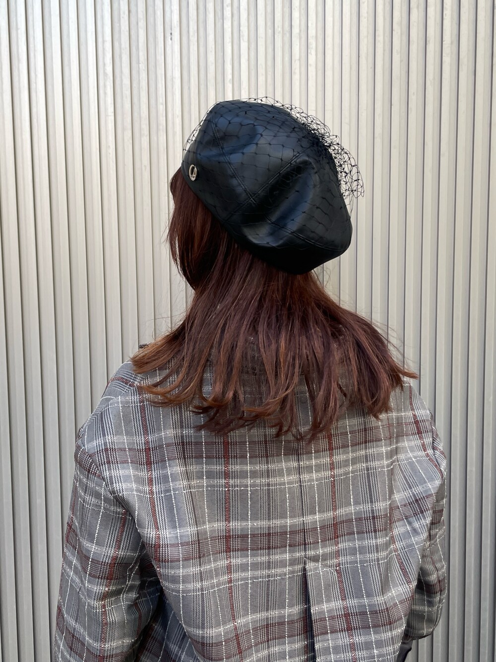 ブラック系のハンチング/ベレー帽を着用したレディースの秋コーディネートの6枚目の写真