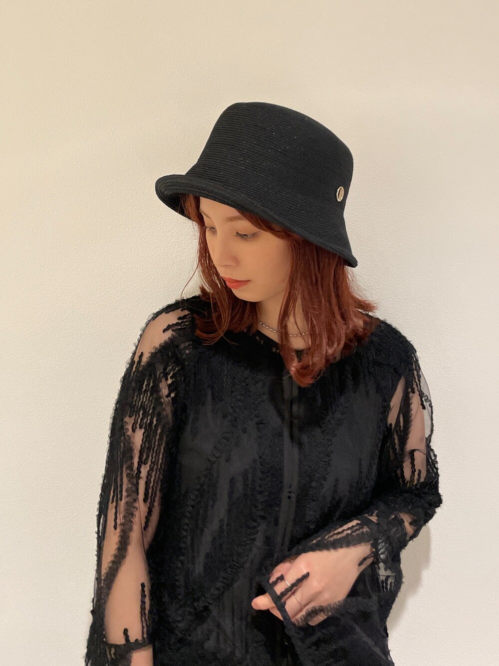 ブラック系のシャツ/ブラウス、グレー系のその他パンツ、ブラック系のハットを着用したレディースの夏コーディネートの6枚目の写真