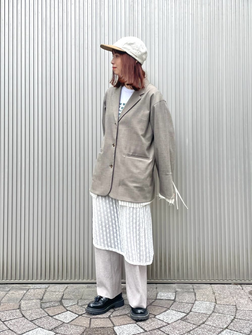 ベージュ系のその他アウター、ホワイト系のスカート、グレー系のその他パンツを着用したレディースの春コーディネートの2枚目の写真