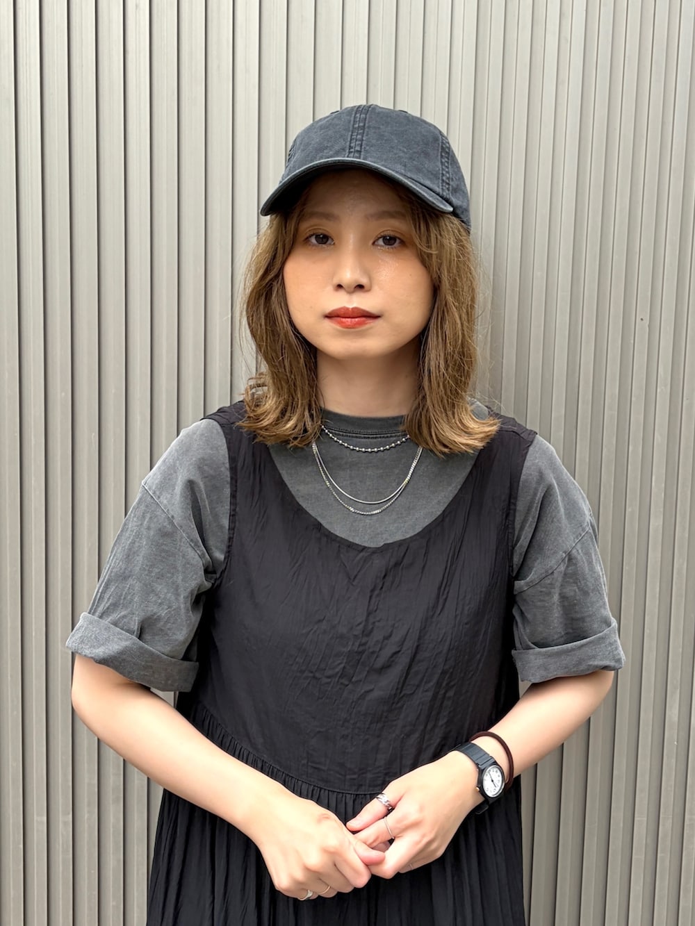 ブラック系のヘアバンドを着用したレディースの夏コーディネートの5枚目の写真