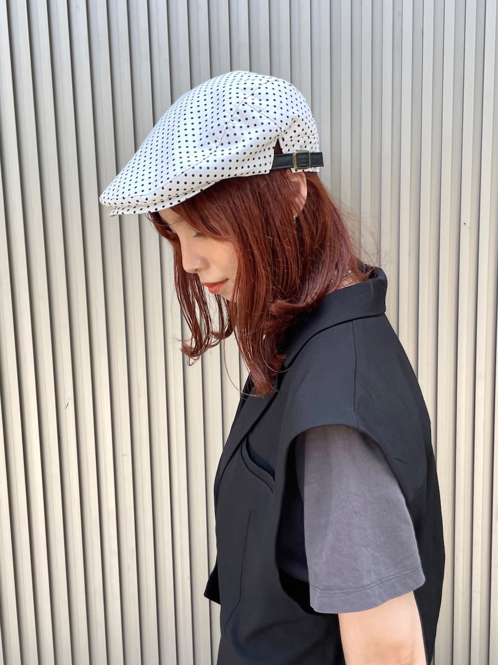 ブラック系のその他アウター、ブラック系のスカート、ブラック系のハンチング/ベレー帽を着用したレディースの夏コーディネートの8枚目の写真