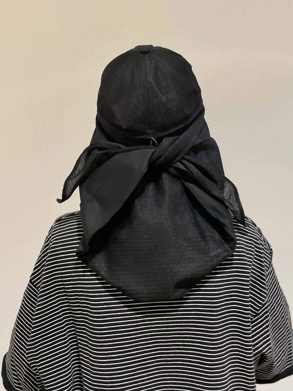 ブラック系のキャップを着用したレディースの春コーディネートの7枚目の写真