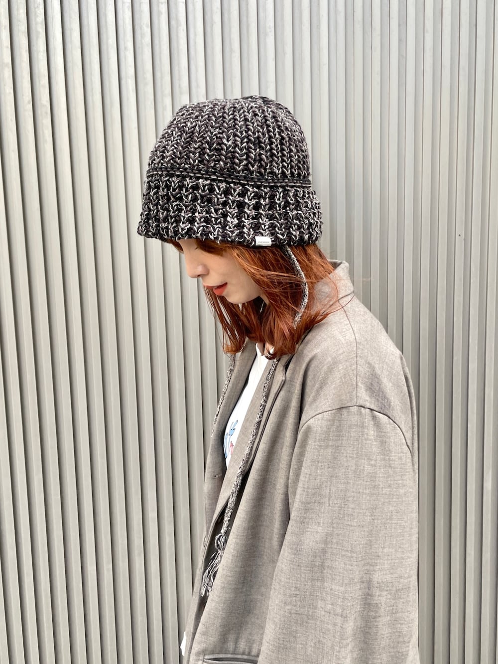 ベージュ系のテーラードジャケット、ブラック系のハットを着用したレディースの秋コーディネートの4枚目の写真