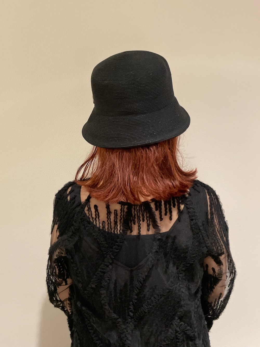 ブラック系のシャツ/ブラウス、グレー系のその他パンツ、ブラック系のハットを着用したレディースの夏コーディネートの7枚目の写真