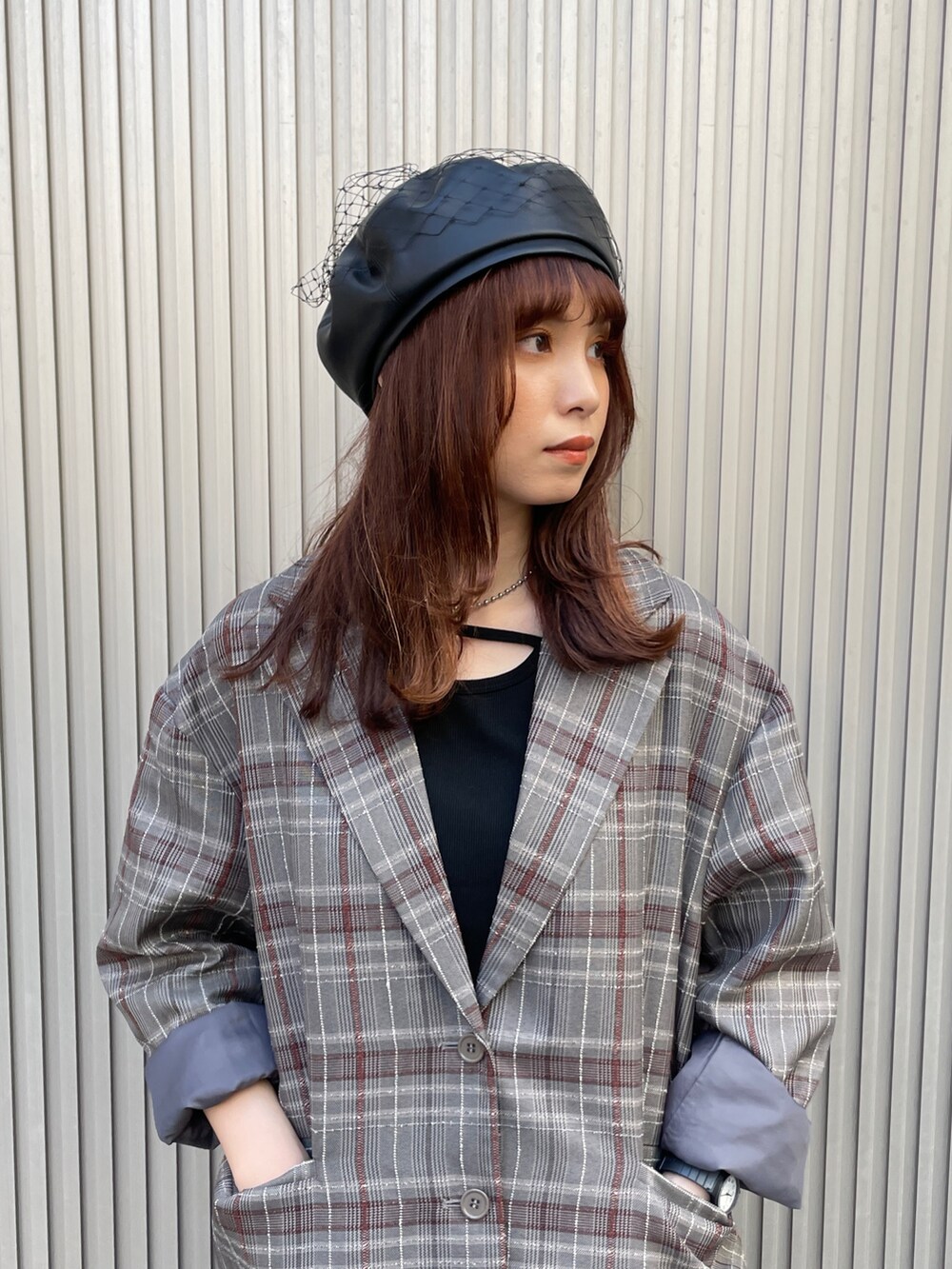 ブラック系のハンチング/ベレー帽を着用したレディースの秋コーディネートの4枚目の写真