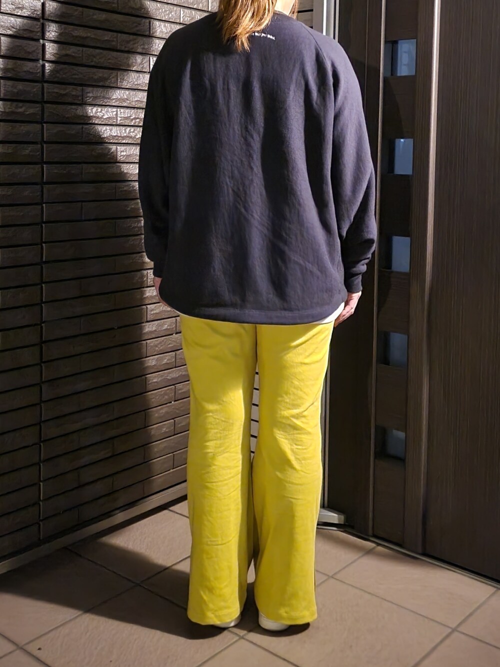 イエロー系のその他パンツ、ホワイト系のスニーカー、ブルー系のスウェットを着用したレディースの春コーディネートの3枚目の写真