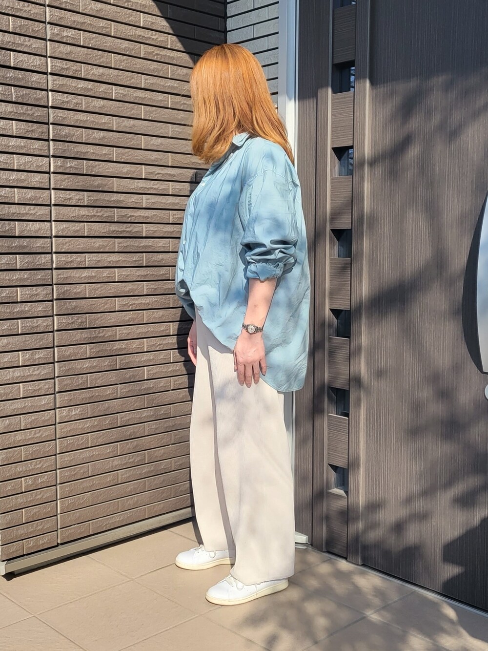 ブルー系のシャツ/ブラウス、ベージュ系のその他パンツ、ホワイト系のスニーカーを着用したレディースの春コーディネートの2枚目の写真