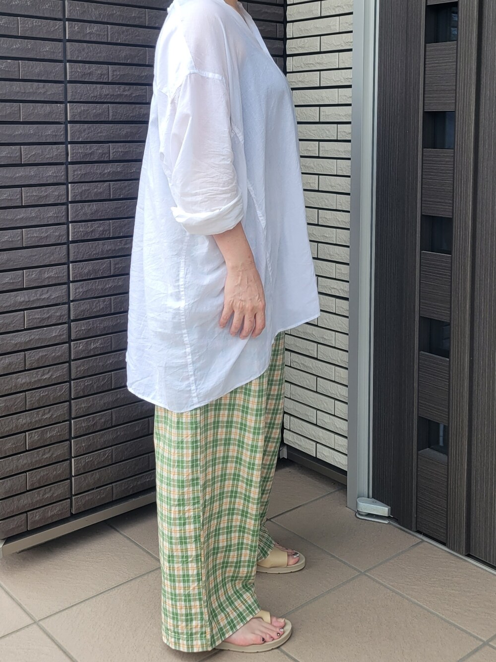 グリーン系のその他パンツ、ホワイト系のシャツ/ブラウス、ホワイト系のサンダルを着用したレディースの夏コーディネートの2枚目の写真