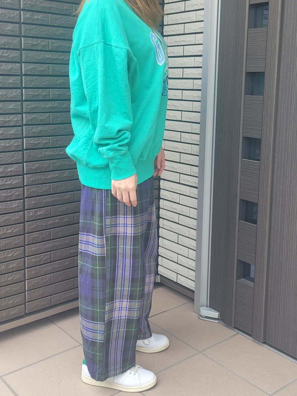 ホワイト系のスニーカー、ブルー系のその他パンツ、グリーン系のスウェットを着用したレディースの春コーディネートの3枚目の写真