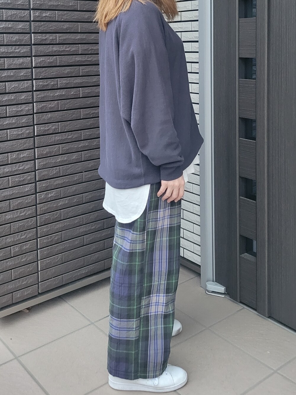 ブルー系のその他パンツ、ブルー系のスウェット、その他のTシャツ/カットソーを着用したレディースの春コーディネートの2枚目の写真