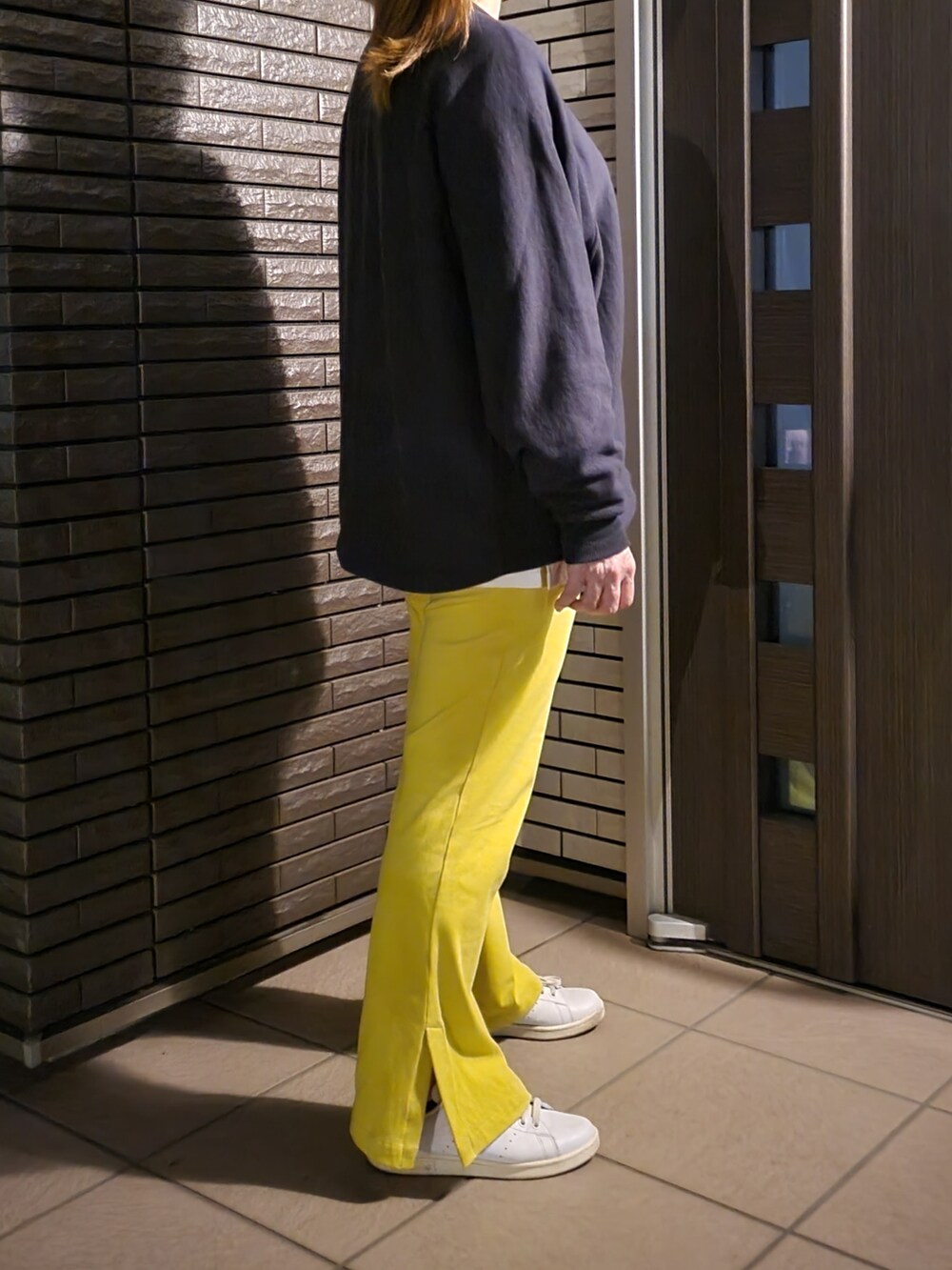 イエロー系のその他パンツ、ホワイト系のスニーカー、ブルー系のスウェットを着用したレディースの春コーディネートの2枚目の写真