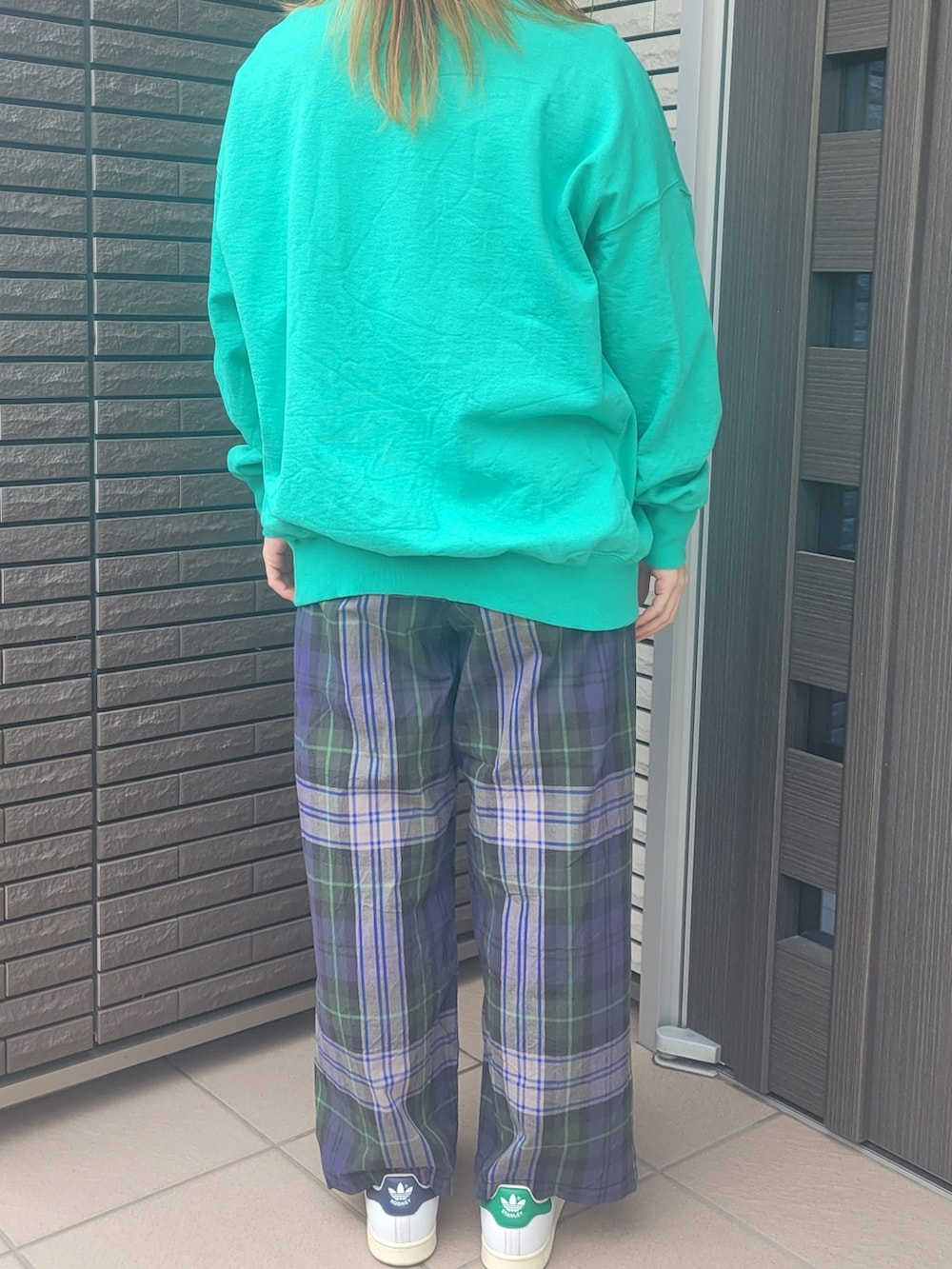 ホワイト系のスニーカー、ブルー系のその他パンツ、グリーン系のスウェットを着用したレディースの春コーディネートの2枚目の写真