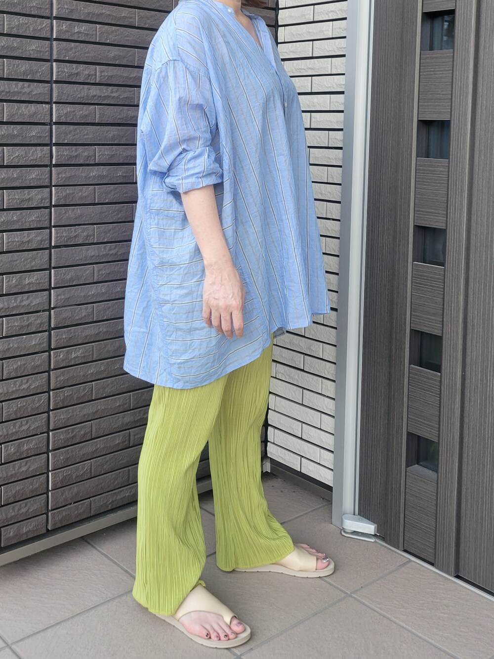 イエロー系のその他パンツ、ホワイト系のサンダル、ブルー系のシャツ/ブラウスを着用したレディースの夏コーディネートの2枚目の写真