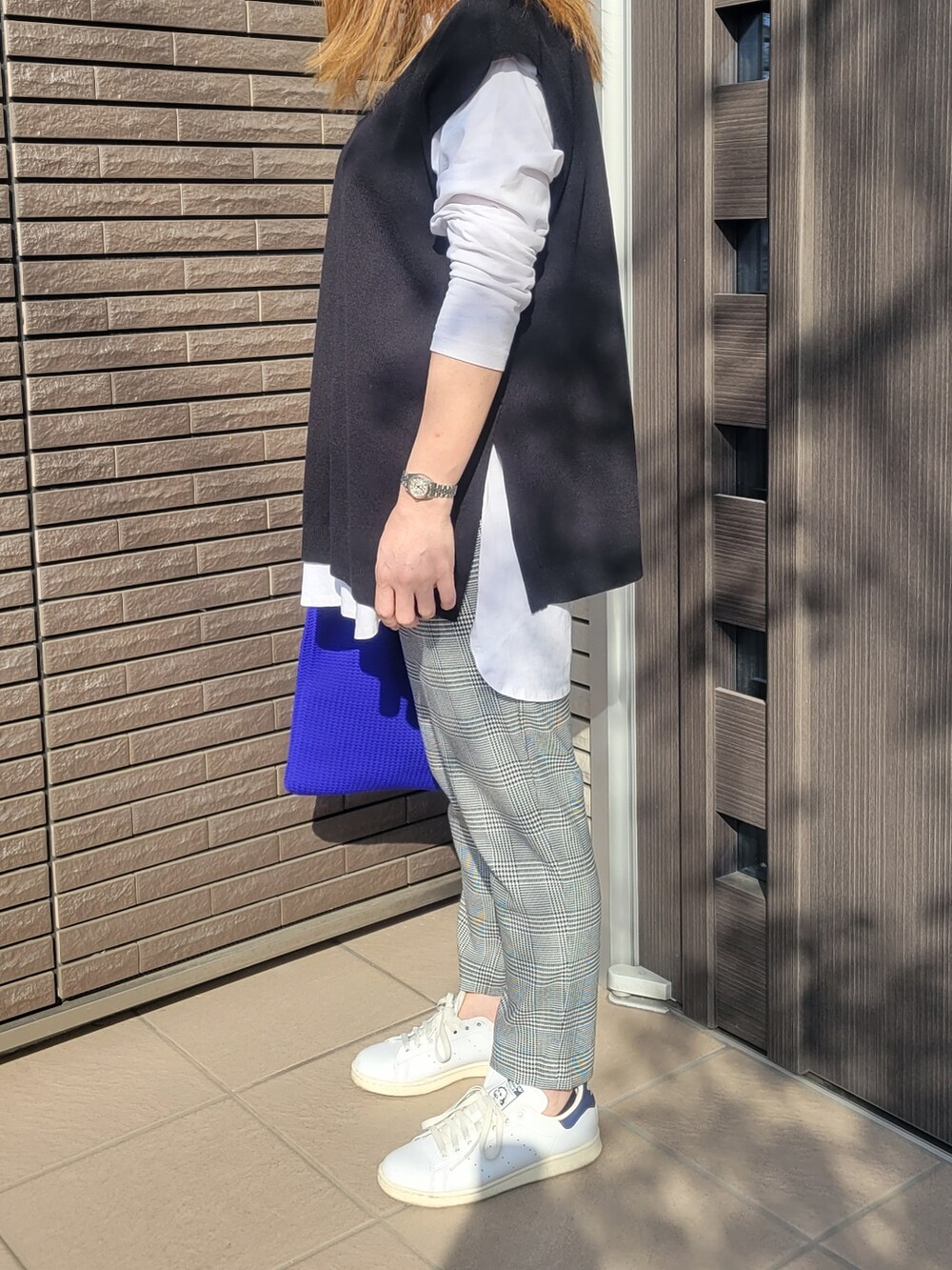 ブラック系のその他パンツ、ホワイト系のスニーカー、ブルー系のトートバッグを着用したレディースの春コーディネートの3枚目の写真