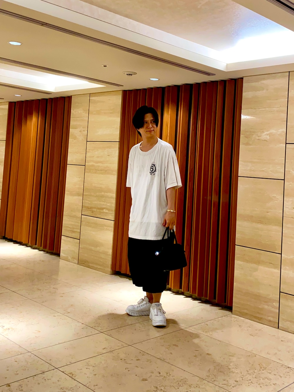 「レイヤードスタイル、プチプラ、休日スタイル、シンプルコーデ、モノトーン、スニーカー、ハーフパンツ、カジュアルコーデ、オトナカジュアル、お洒落さんとつながりたい、白Tシャツ、メンズファッション、オーバーサイズ、ビッグシルエット、お出かけコーデ」｜「Maison Margielaのアイテム（Tシャツ/カットソー、ホワイト系）」を使った、GYUNさん（メンズ・173cm）の夏コーディネートの2枚目の写真