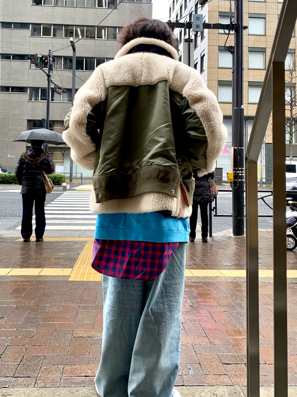 「スウェット、レイヤードスタイル、オトナカジュアル、PRADA、スニーカー、デニム、バレンシアガ、大人カジュアル、プチプラ、ワイドパンツ、MA-1、カジュアルコーデ、休日スタイル、おしゃれさんと繋がりたい、スポーツミックス」｜「BALENCIAGAのアイテム（デニムパンツ、ブルー系）」を使った、GYUNさん（メンズ・173cm）の冬コーディネートの3枚目の写真