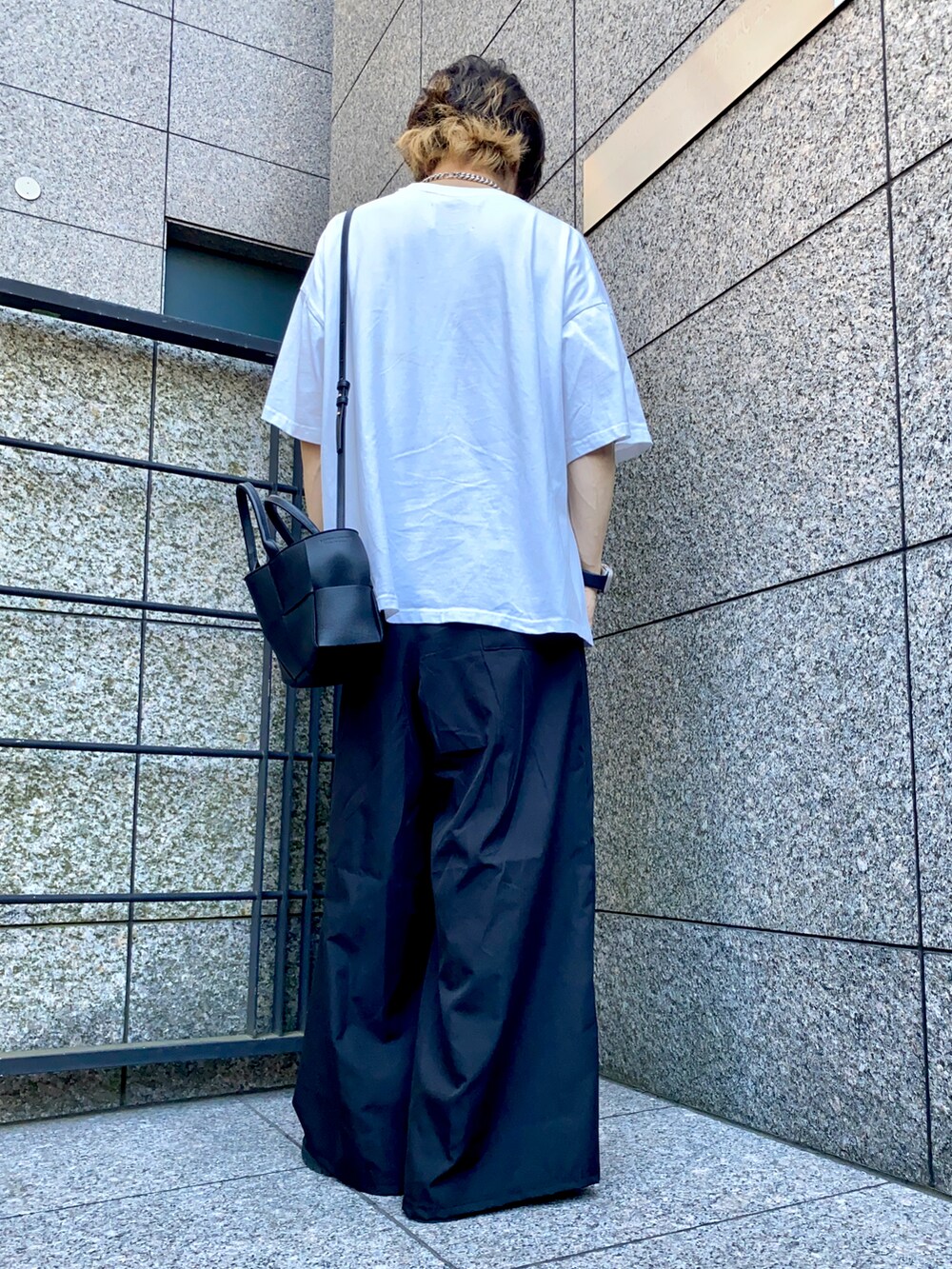 「アツいコーデ全部見せ、夏コーデ、シンプルコーデ、スカート、スカート男子、コムデギャルソン、ジルサンダー、ボッテガヴェネタ、Tシャツ、Tシャツコーデ、エルメス、おしゃれさんと繋がりたい、きれいめカジュアル、モノトーン、ブーツ」｜「JIL SANDERのアイテム（Tシャツ/カットソー、ホワイト系）」を使った、GYUNさん（メンズ・173cm）の夏コーディネートの2枚目の写真