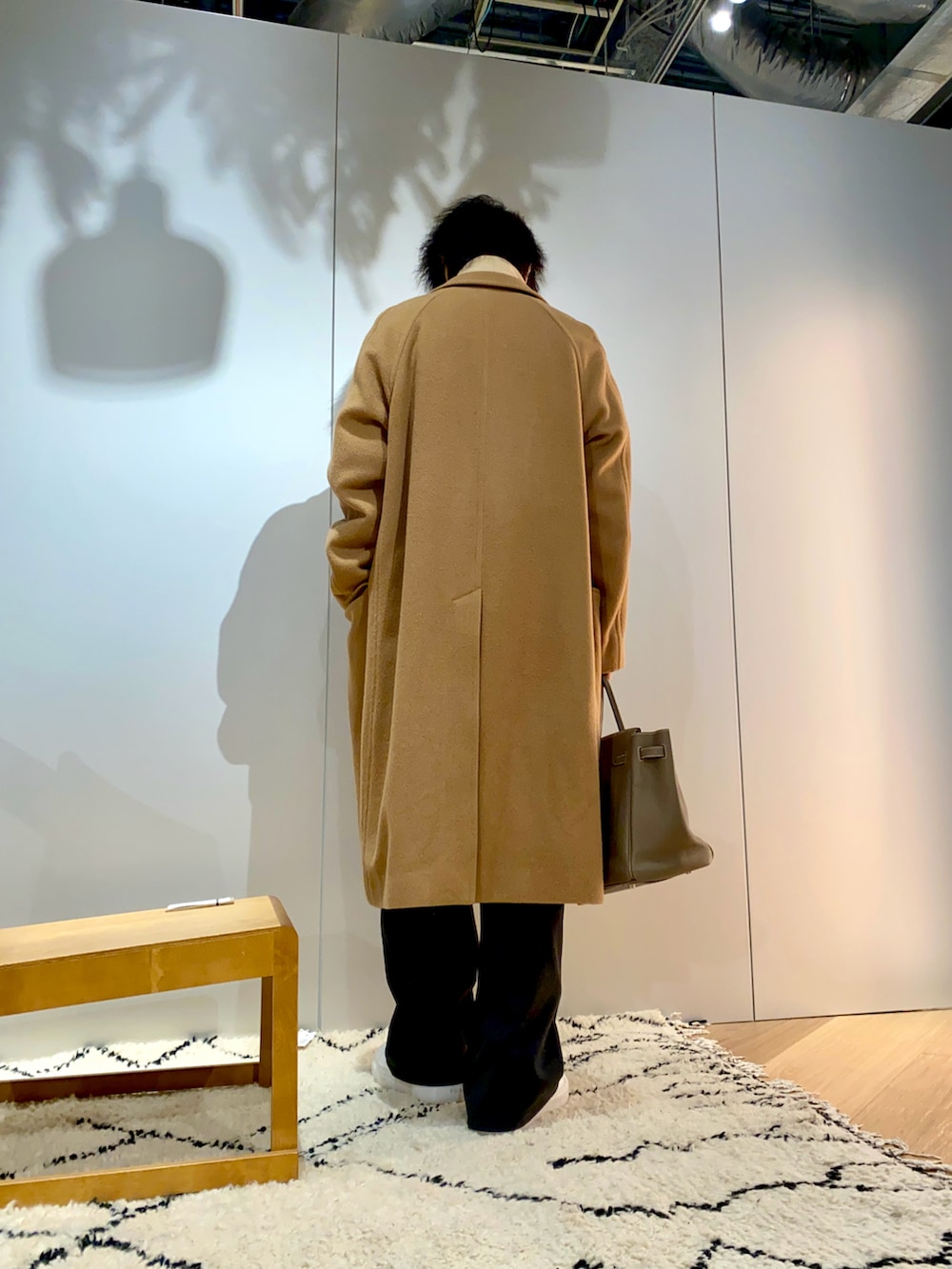 「オーラリー、UNIQLO、ユニクロ、ユニクロコーデ、プチプラ、プチプラコーデ、プチプラミックス、スニーカー、スニーカーコーデ、エルメス、HERMES、おしゃれさんと繋がりたい、カジュアルコーデ、大人カジュアル、コート」｜「HERMESのアイテム（ハンドバッグ、ベージュ系）」を使った、GYUNさん（メンズ・173cm）の冬コーディネートの3枚目の写真