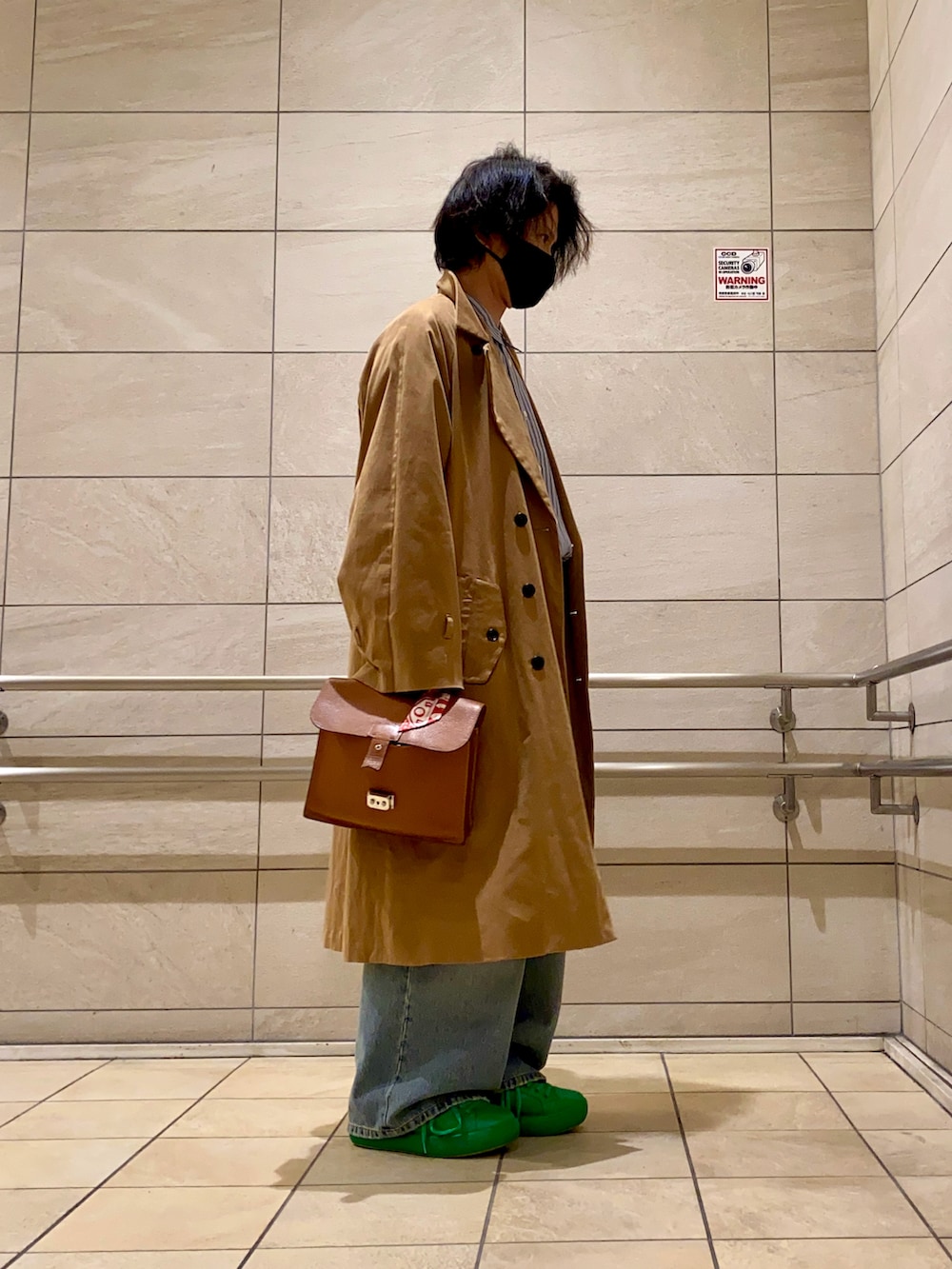 「ワイドパンツ、冬コーデ、シャツスタイル、シャツ、トレンチコート、デニム、デニムパンツ、スニーカー、スニーカーコーデ、大人カジュアル、コート、カジュアルコーデ、おしゃれさんと繋がりたい、オーバーサイズ、ootd」｜「HERMESのアイテム（ビジネスバッグ、オレンジ系）」を使った、GYUNさん（メンズ・173cm）の冬コーディネートの2枚目の写真