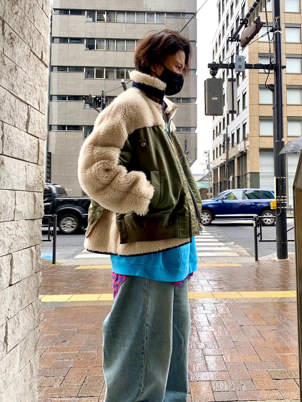 「スウェット、レイヤードスタイル、オトナカジュアル、PRADA、スニーカー、デニム、バレンシアガ、大人カジュアル、プチプラ、ワイドパンツ、MA-1、カジュアルコーデ、休日スタイル、おしゃれさんと繋がりたい、スポーツミックス」｜「BALENCIAGAのアイテム（デニムパンツ、ブルー系）」を使った、GYUNさん（メンズ・173cm）の冬コーディネートの2枚目の写真
