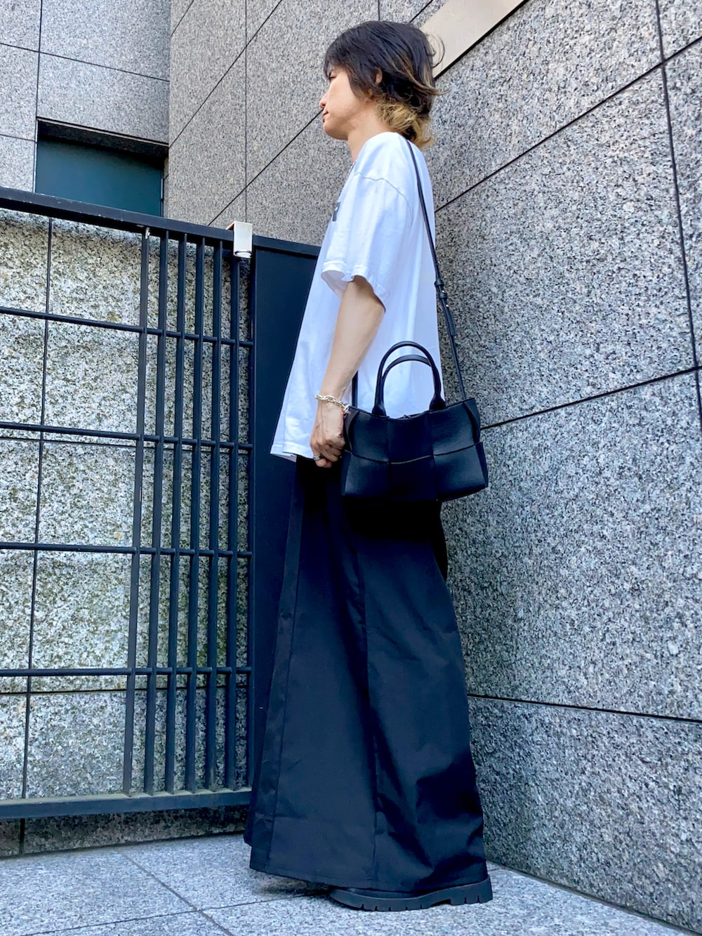 「アツいコーデ全部見せ、夏コーデ、シンプルコーデ、スカート、スカート男子、コムデギャルソン、ジルサンダー、ボッテガヴェネタ、Tシャツ、Tシャツコーデ、エルメス、おしゃれさんと繋がりたい、きれいめカジュアル、モノトーン、ブーツ」｜「JIL SANDERのアイテム（Tシャツ/カットソー、ホワイト系）」を使った、GYUNさん（メンズ・173cm）の夏コーディネートの3枚目の写真