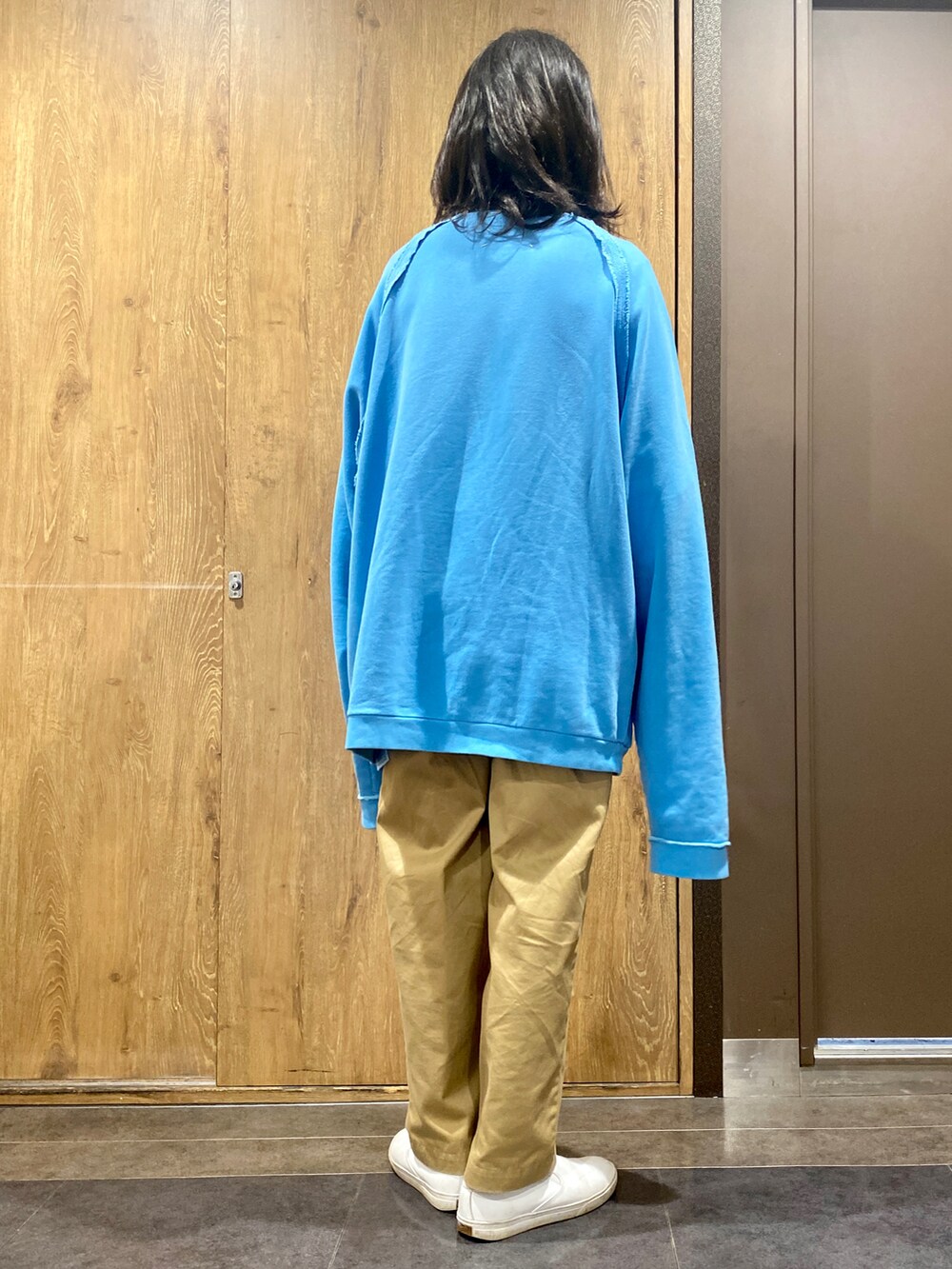 「メンズコーデ、シンプルスタイル、春夏コーデ、オーバーサイズ、メンズファッション、いいね、save、フォローお願いします🤑、春服コーデ、お洒落さんとつながりたい、春服デビュー宣言、春、ビッグシルエット、オトナカジュアル、プチプラ、ラクチンコーデ、夏コーデ」｜「Maison Margielaのアイテム（スウェット、ブルー系）」を使った、GYUNさん（メンズ・173cm）の春コーディネートの3枚目の写真