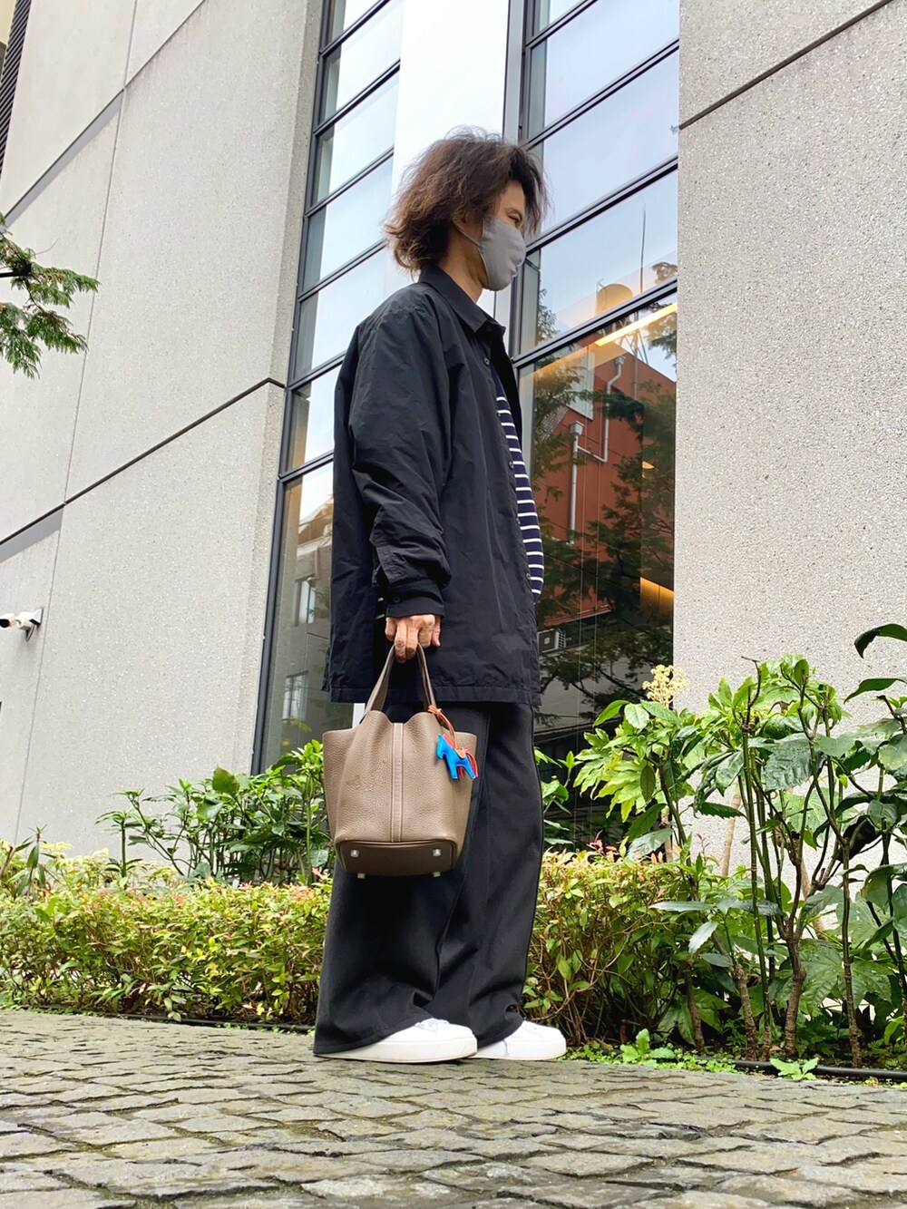 「エルメス、HERMES、ガンリュウ、PRADA、ユニクロ、UNIQLO、ユニクロコーデ、スニーカー、スニーカーコーデ、ニット、ボーダー、ネイビー、シャツスタイル、シャツ、カジュアルコーデ」｜「UNIQLOのアイテム（ニット/セーター、ブルー系）」を使った、GYUNさん（メンズ・173cm）の冬コーディネートの2枚目の写真